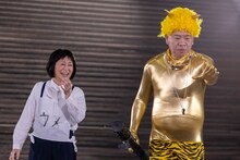 捕まってしまったウメ（左）、鬼のFUJIWARA原西（右）