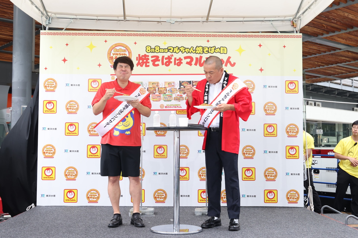 マルちゃん焼そばを試食するタカアンドトシ