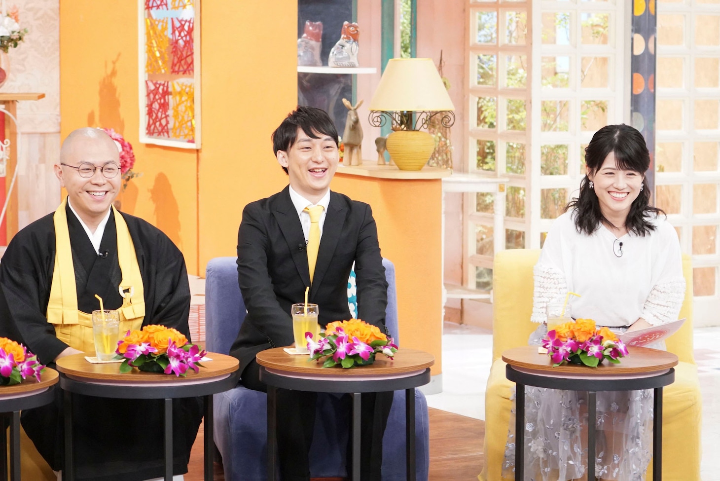 左からドドん、中島めぐみアナウンサー