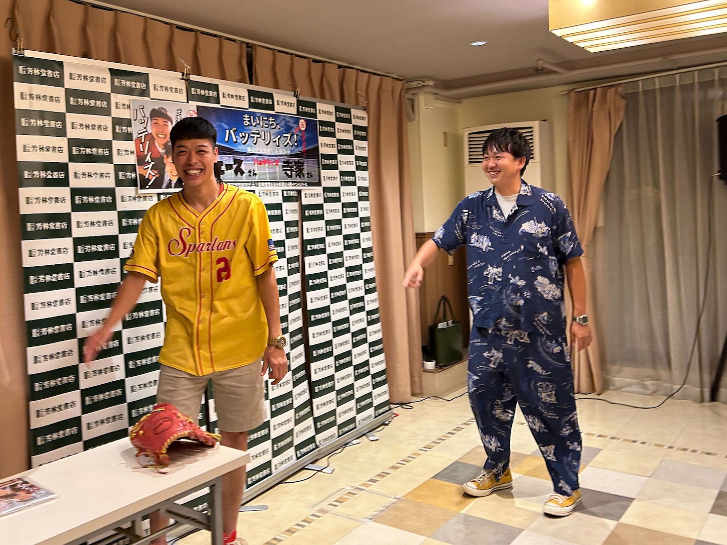 「まいにち、バッテリィズ！」お渡し＆撮影会イベントを行うバッテリィズ