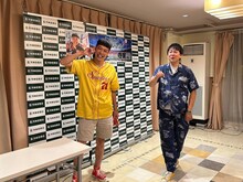 来場者に気さくに話しかけるバッテリィズ