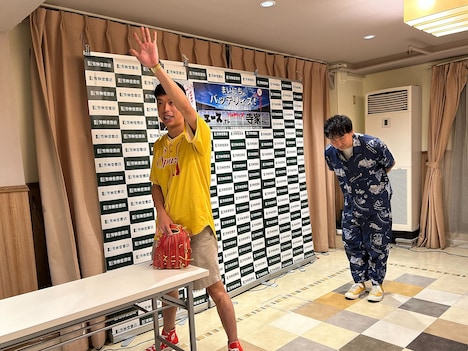 「気をつけてな！」と来場者を見送るバッテリィズ