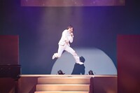 勢いよくステージに登場したラブレターズ溜口