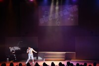 「溜口スーパーSUMMERショー」の様子。ピアノ演奏は大竹涼太社長が担当