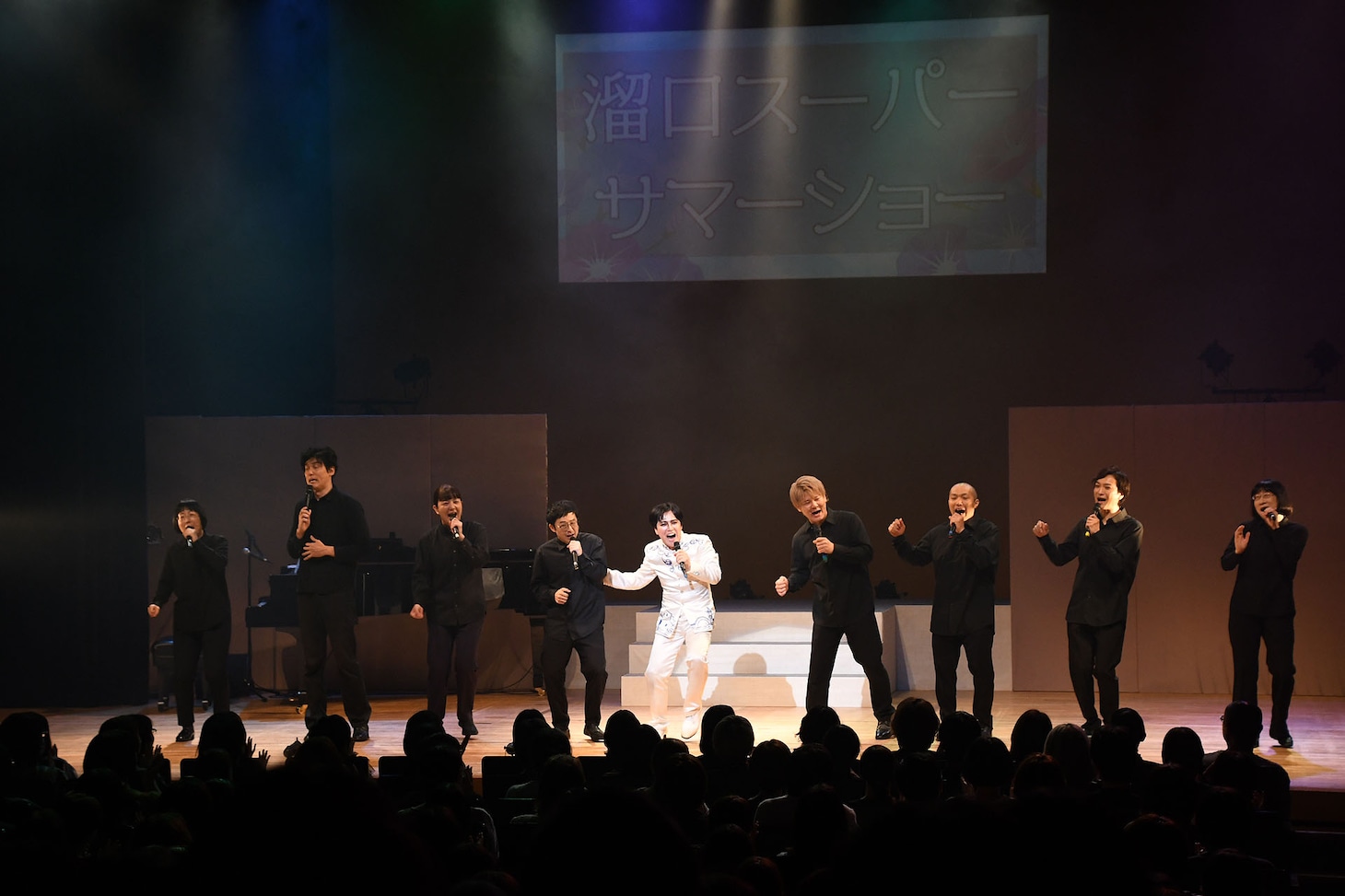 歌う「溜口スーパーショー」一座