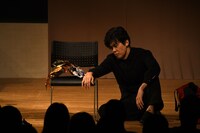 いつもなら持ち帰るはずのケータリングのお菓子を楽屋で食べるほどに動揺しているザ・ギース尾関