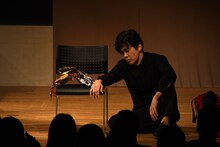 いつもなら持ち帰るはずのケータリングのお菓子を楽屋で食べるほどに動揺しているザ・ギース尾関