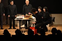 「これはグチタメの分！」と怒りを込めながらケータリングのお菓子をカバンに詰めていく尾関