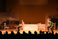 ハープと高佐の逢瀬を目撃し、ショックを受ける尾関