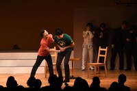 席を外している間にハープを捨ててきたという尾関を「お前がいけないんだからな？」とフォークで刺す高佐