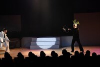 頭に生えている豆苗を引っこ抜いて弓矢にする江里子