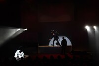 ムロに攻撃する尾関