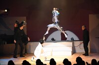 美穂が未来に向けて投げた包丁を手にし、ムロに飛びかかる溜口