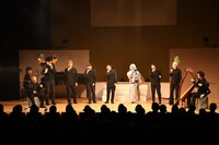 SMAP「ダイナマイト」のアレンジバージョンを歌う一同