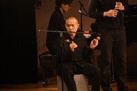 アサラトを演奏する塚本