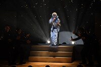 紙吹雪が舞う中、歌う溜口