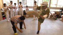 カポエイラに挑戦するダイアン津田と円広志