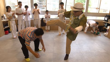 カポエイラに挑戦するダイアン津田と円広志