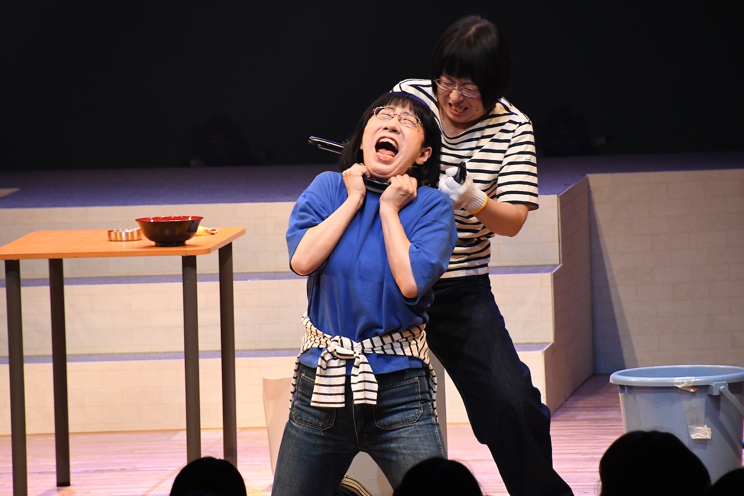 肉体戦士ギガを傷つけられ、うなぎで江里子の首を締める美穂
