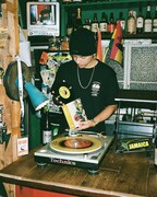 BIG KNOTとオリオンビール株式会社のコラボアイテムのビジュアルのモデルを務めるZENDAMAN