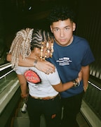 BIG KNOTとオリオンビール株式会社のコラボアイテムのビジュアルのモデルを務める（左から）Tanzi、ZENDAMAN