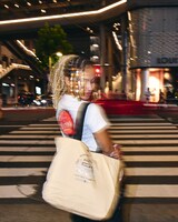 BIG KNOTとオリオンビール株式会社のコラボアイテムのビジュアルのモデルを務めるTanzi