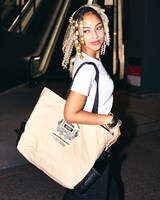 BIG KNOTとオリオンビール株式会社のコラボアイテムのビジュアルのモデルを務めるTanzi