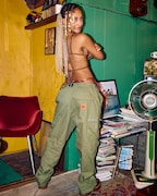 BIG KNOTとオリオンビール株式会社のコラボアイテムのビジュアルのモデルを務めるTanzi