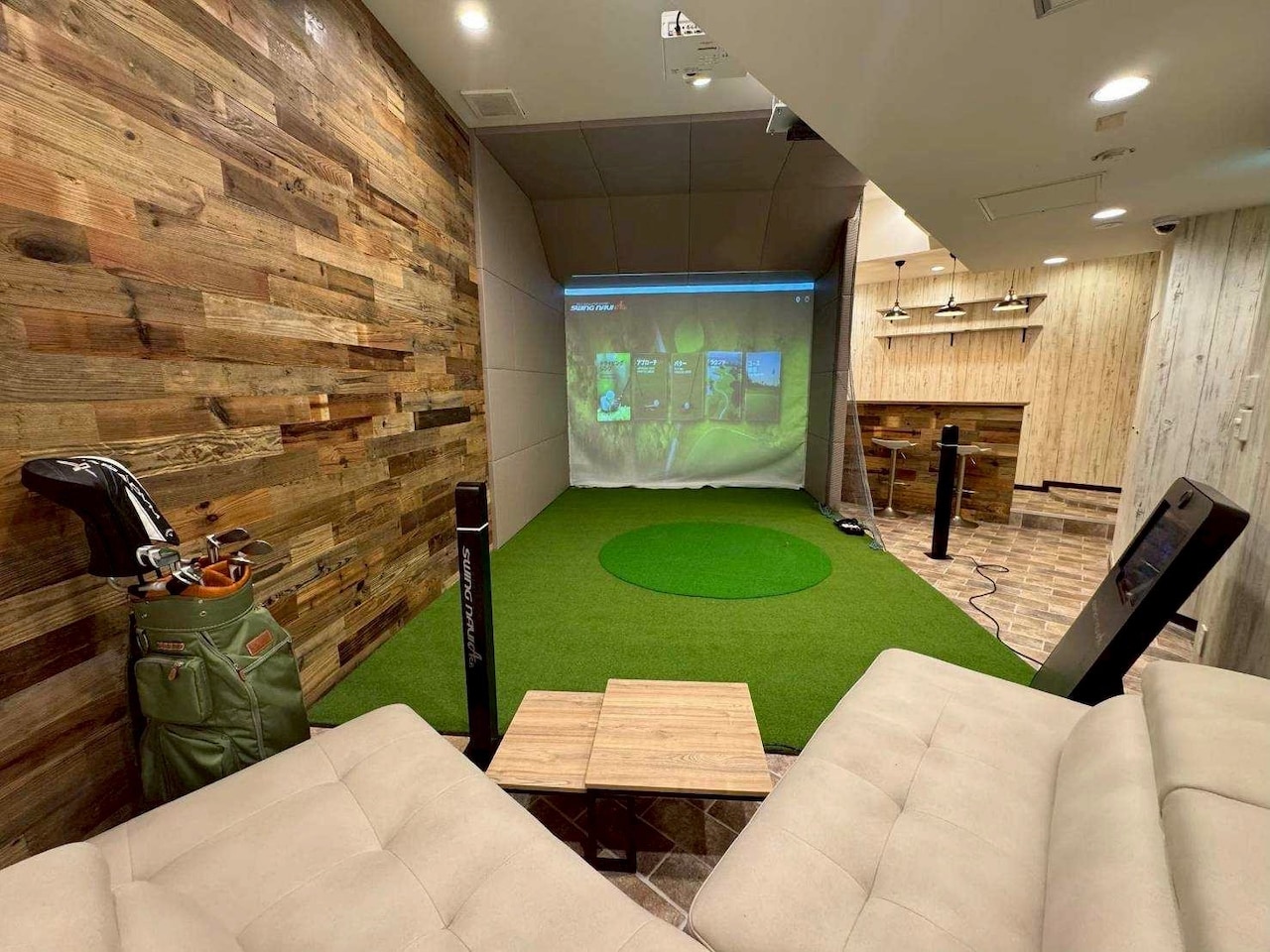 シミュレーションゴルフ店「大西ライオンゴルフ Party Lounge」の内装