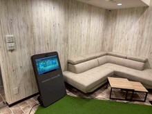 シミュレーションゴルフ店「大西ライオンゴルフ Party Lounge」の内装