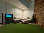 シミュレーションゴルフ店「大西ライオンゴルフ Party Lounge」の内装