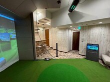 シミュレーションゴルフ店「大西ライオンゴルフ Party Lounge」の内装