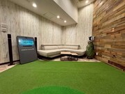 シミュレーションゴルフ店「大西ライオンゴルフ Party Lounge」の内装
