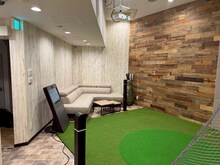 シミュレーションゴルフ店「大西ライオンゴルフ Party Lounge」の内装