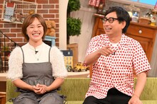 左から登坂絵莉、おいでやす小田