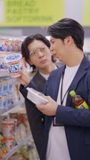 ニューヨークが出演する三井住友カードWebCM「最近あいつの様子がおかしい」編より