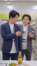 ニューヨークが出演する三井住友カードWebCM「最近おれは守られている」編より