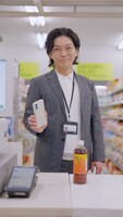ニューヨークが出演する三井住友カードWebCM「最近おれは守られている」編より