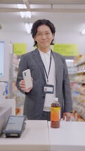 ニューヨークが出演する三井住友カードWebCM「最近おれは守られている」編より