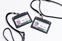 ニューヨークが演じたサラリーマンの社員証