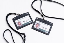 ニューヨークが演じたサラリーマンの社員証