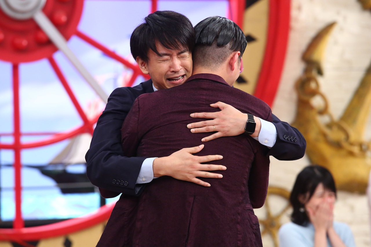 抱き合うCITY・石井ブレンドと九条ジョー