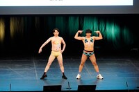 出演者が退場したあとも2人でステージに戻ってくるビキニコンビ