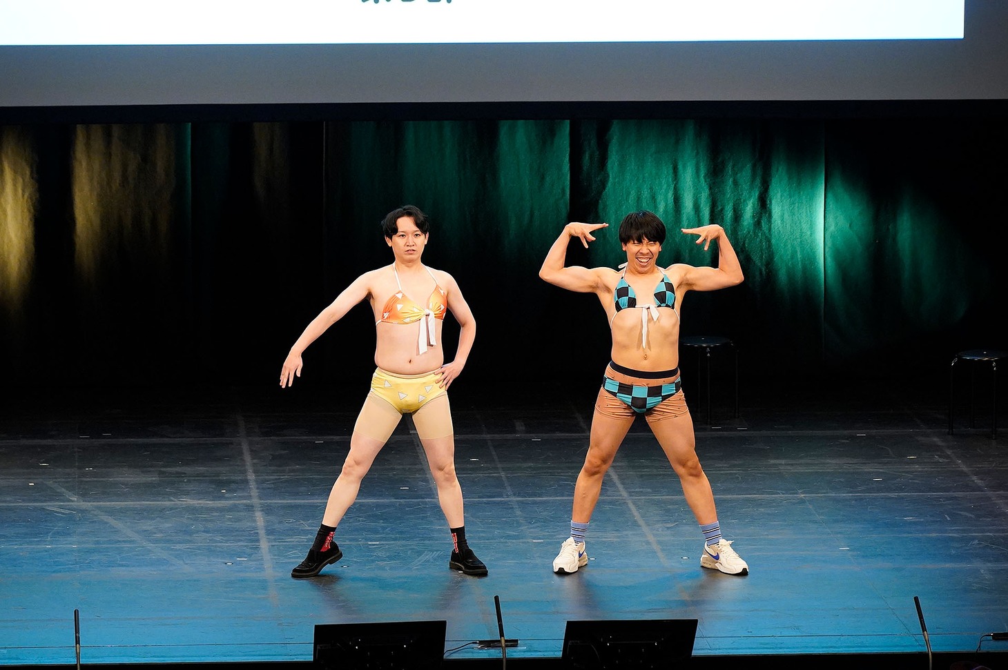 出演者が退場したあとも2人でステージに戻ってくるビキニコンビ