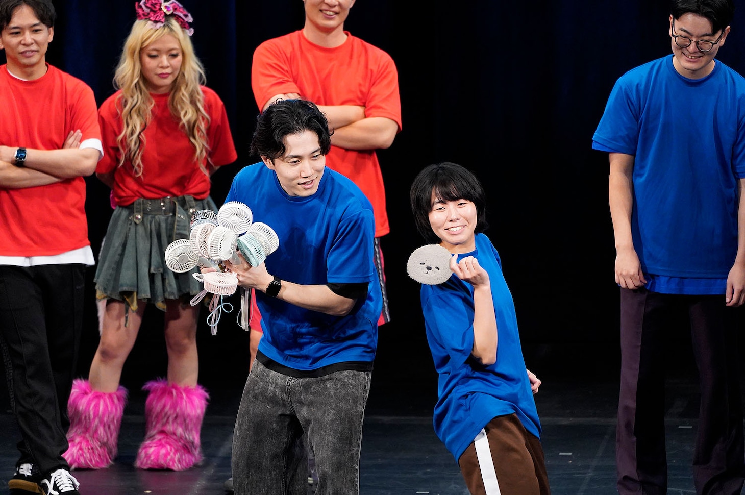 借り物競走で観客から借りた「丸いもの」を使い、ディベートするナイチンゲールダンス・ヤスとヨネダ2000誠