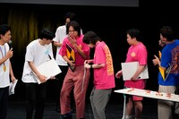 わさび寿司に顔をしかめる芸人たち