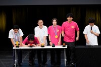 早押しボタンがなかなかつかなかったものの、気の利いた一言などでポイントを稼いだダブルヒガシ東（右から2人目）