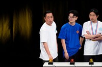 早押しに挑むエバース町田（左）