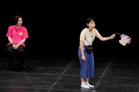 ヨネダ2000誠のネタ披露。それを見守るエルフはる（左）