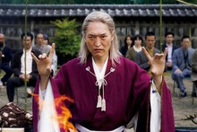 「次元を超える」より、千原ジュニア演じる阿闍梨